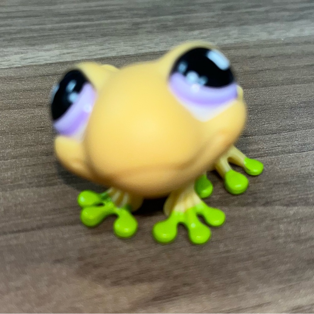 Littlest Pet Shop (LPS) frog figurine, specifically the #928 yellow tree frog